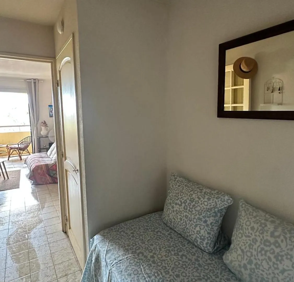 Cozy Studio For 3 People Saint-Raphaël Lägenhet